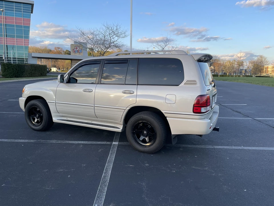 2006 Lexus LX 2nd Gen - Image 10 of 31