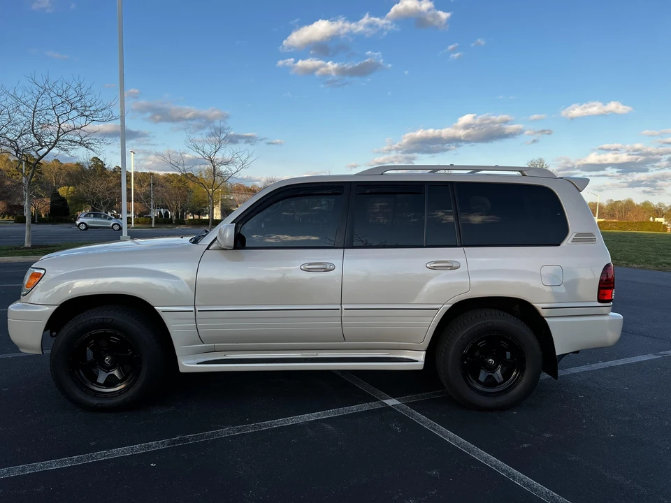 2006 Lexus LX 2nd Gen - Image 9 of 31