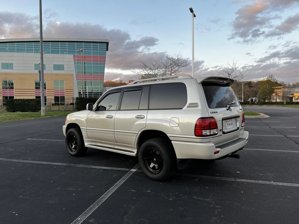 2006 Lexus LX 2nd Gen - Image 11 of 31