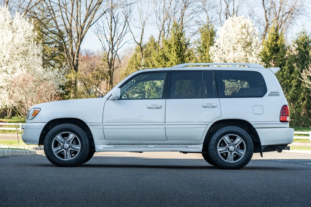 2006 Lexus LX 2nd Gen - Image 2 of 31