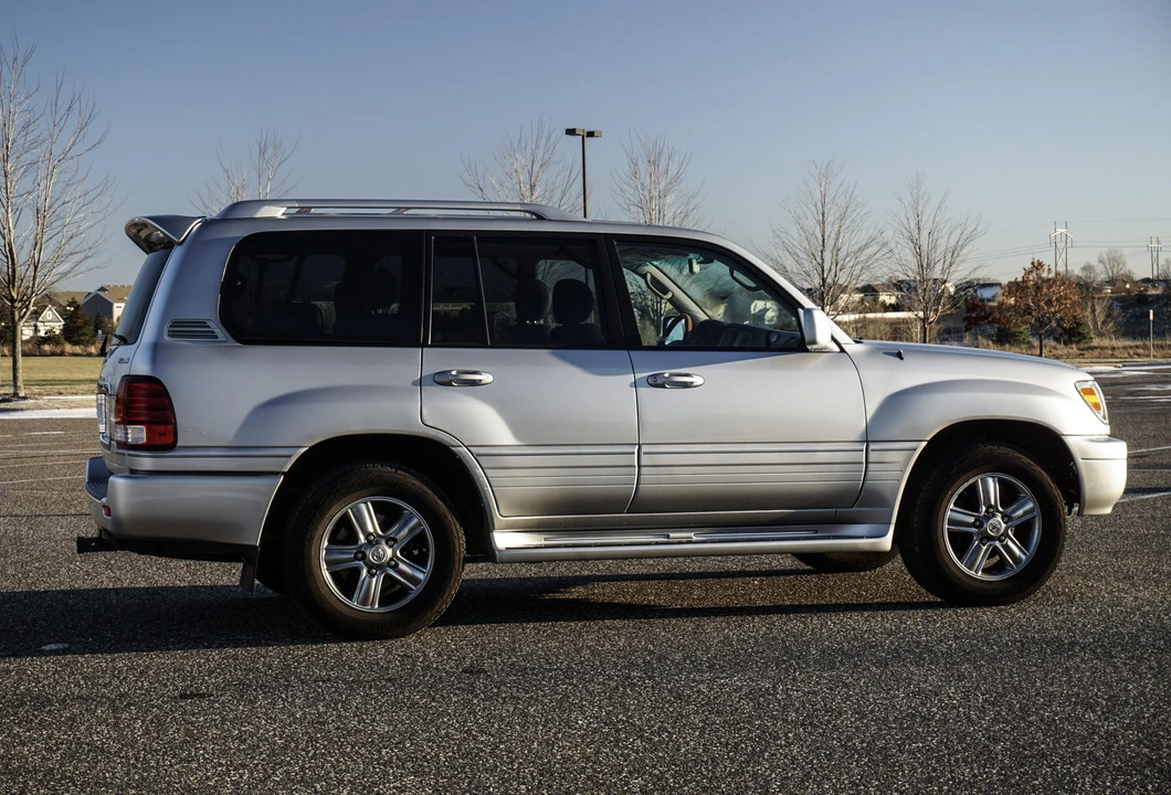 2006 Lexus LX 2nd Gen - Image 17 of 31