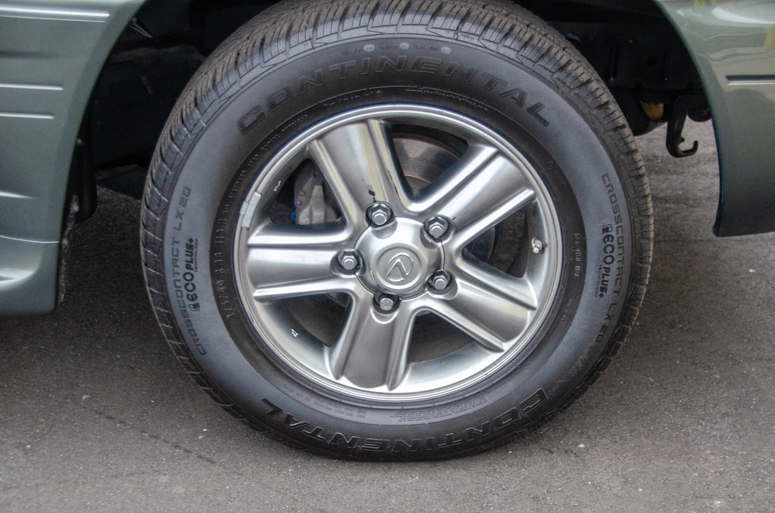 2006 Lexus LX 2nd Gen - Image 19 of 31