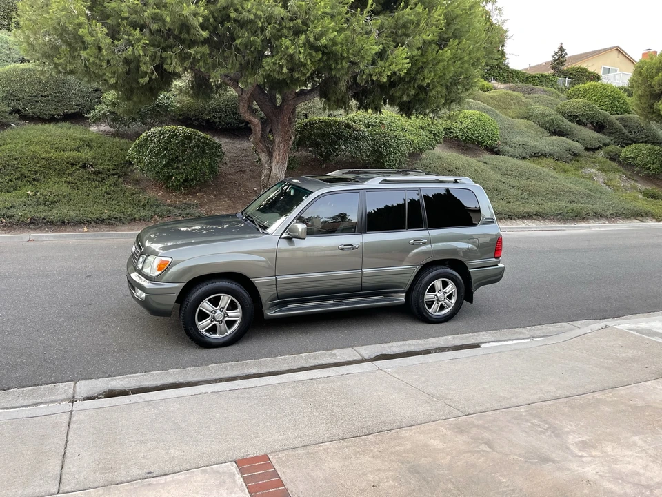 2006 Lexus LX 2nd Gen - Image 3 of 31