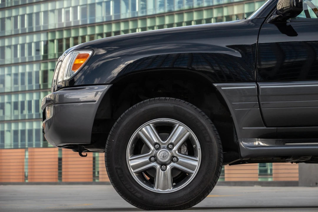 2006 Lexus LX 2nd Gen - Image 11 of 31