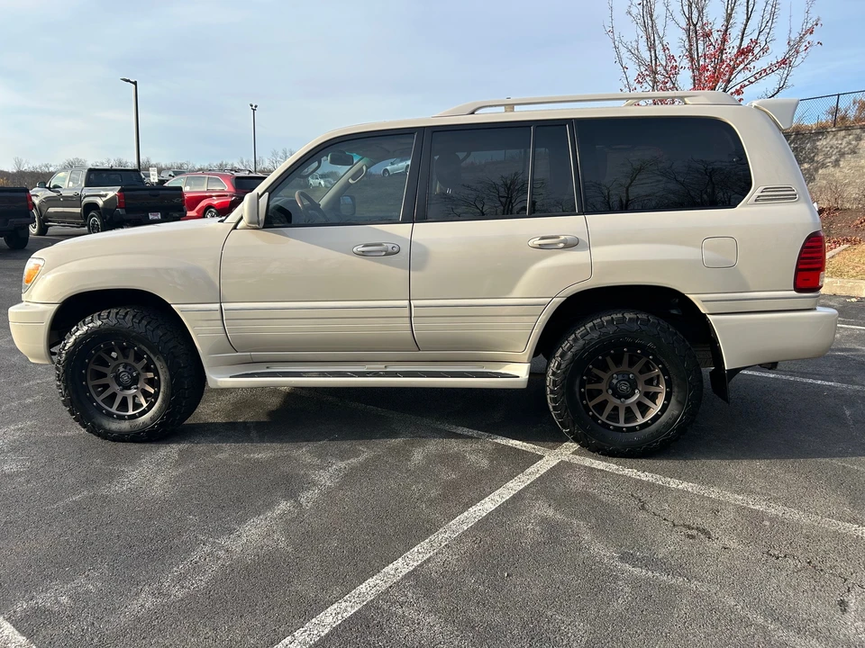 2006 Lexus LX 2nd Gen - Image 3 of 31