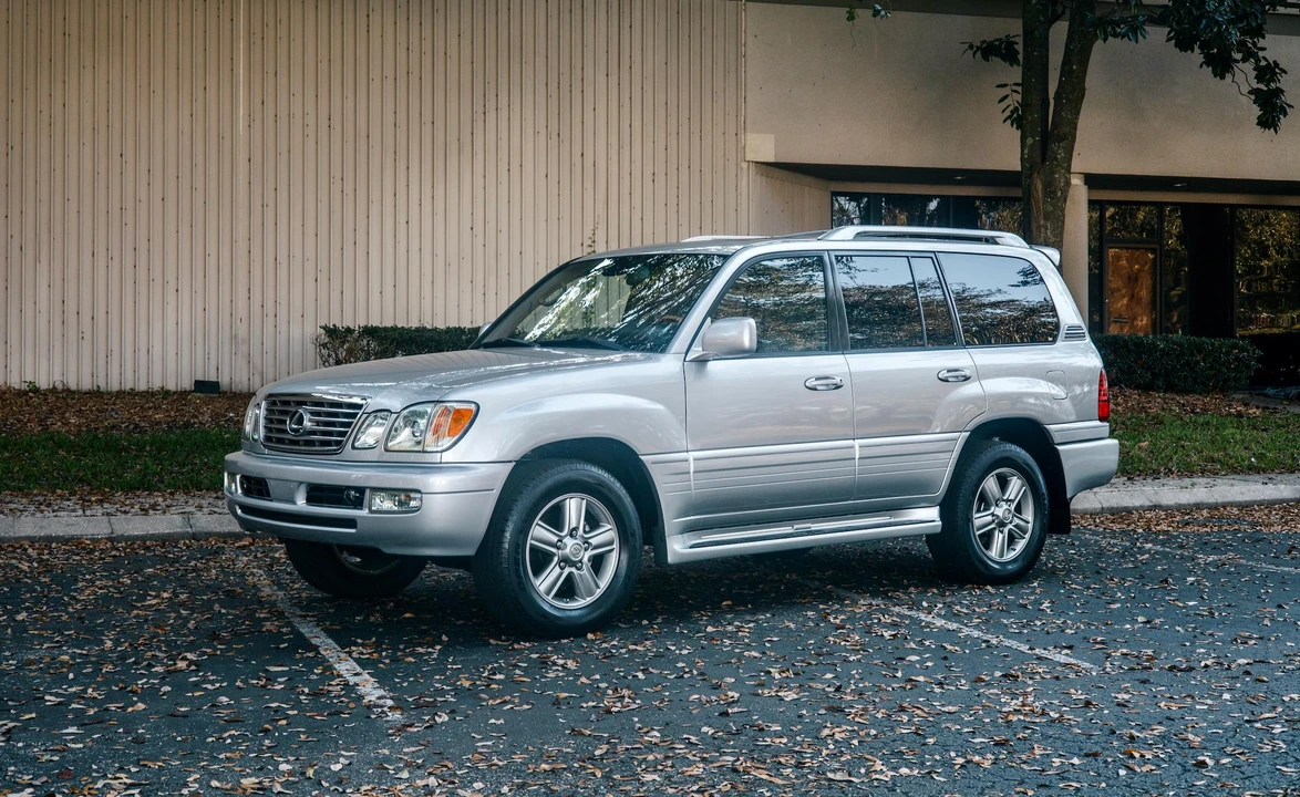 2006 Lexus LX 2nd Gen - Image 11 of 31