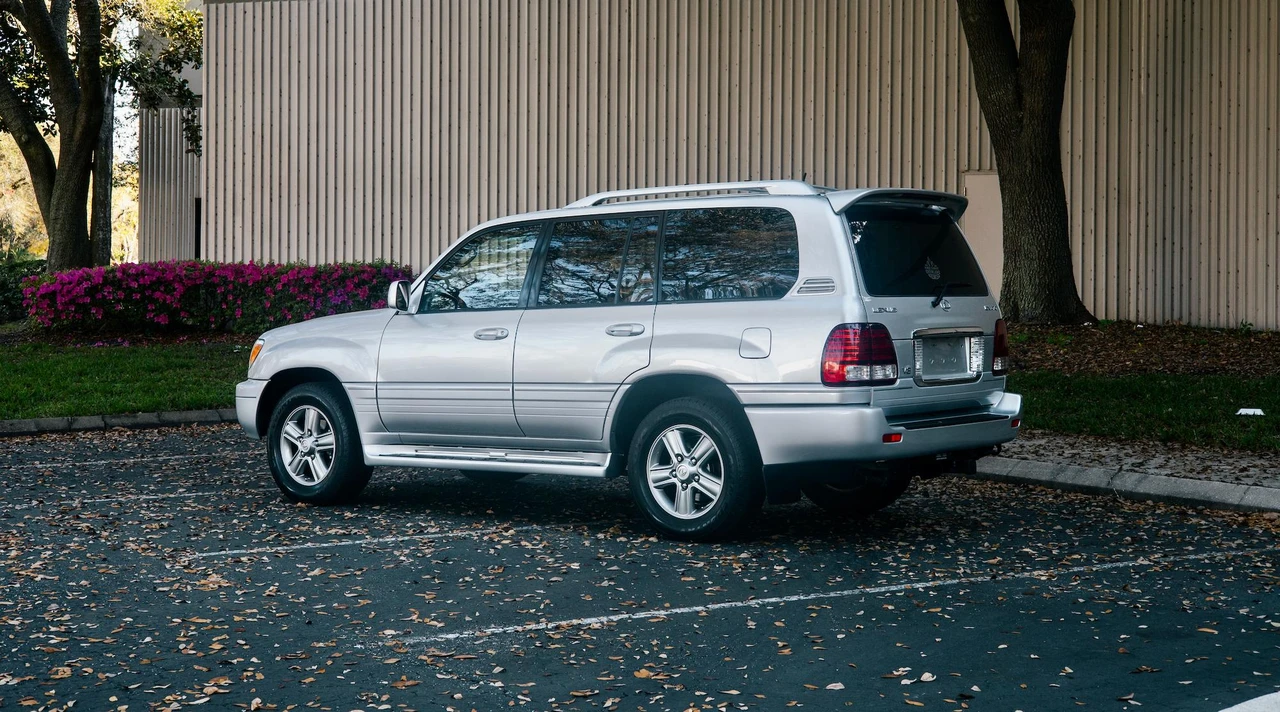 2006 Lexus LX 2nd Gen - Image 17 of 31