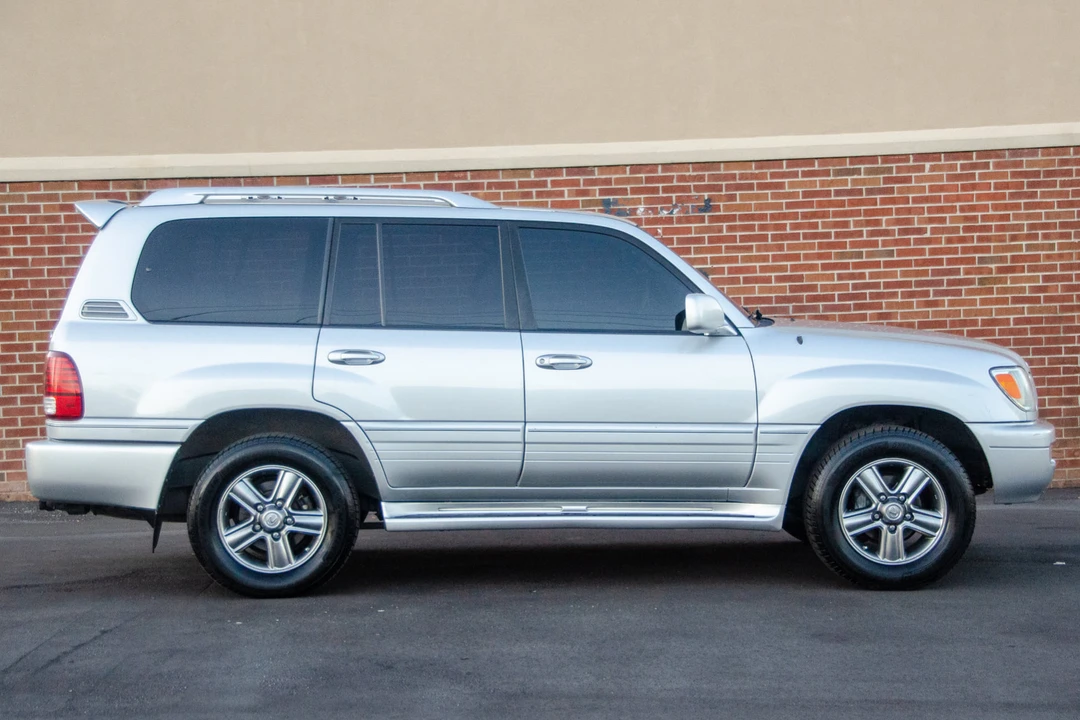 2006 Lexus LX 2nd Gen - Image 10 of 31