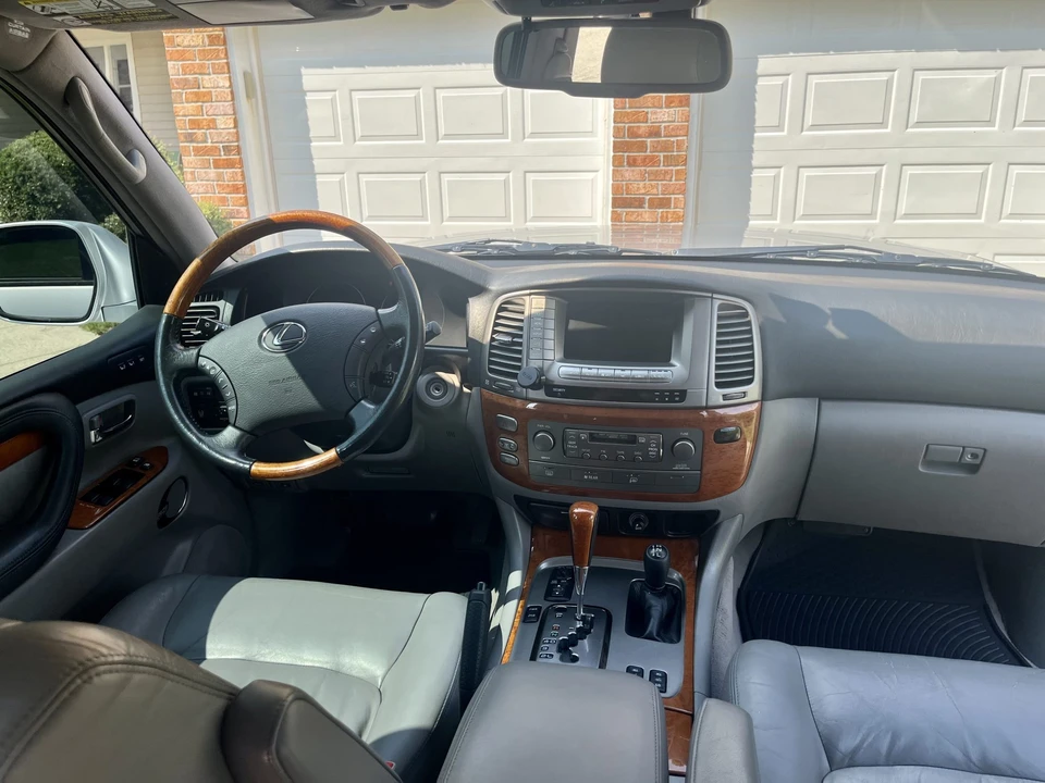 2006 Lexus LX 2nd Gen - Image 28 of 31