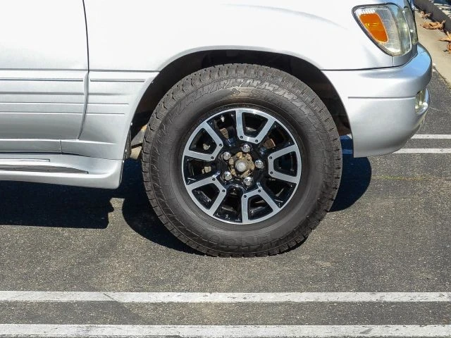 2006 Lexus LX 2nd Gen - Image 10 of 31