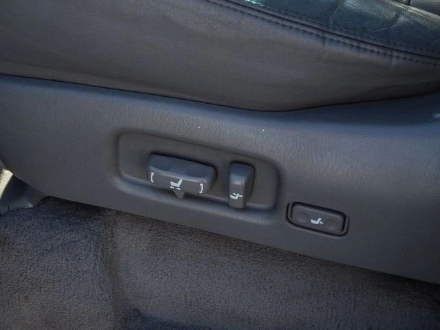 2006 Lexus LX 2nd Gen - Image 27 of 31
