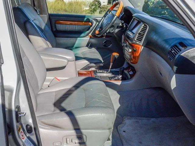 2006 Lexus LX 2nd Gen - Image 18 of 21