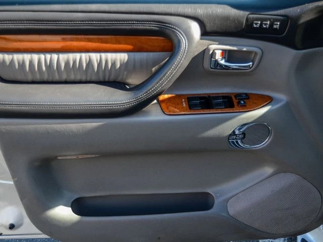 2006 Lexus LX 2nd Gen - Image 25 of 31