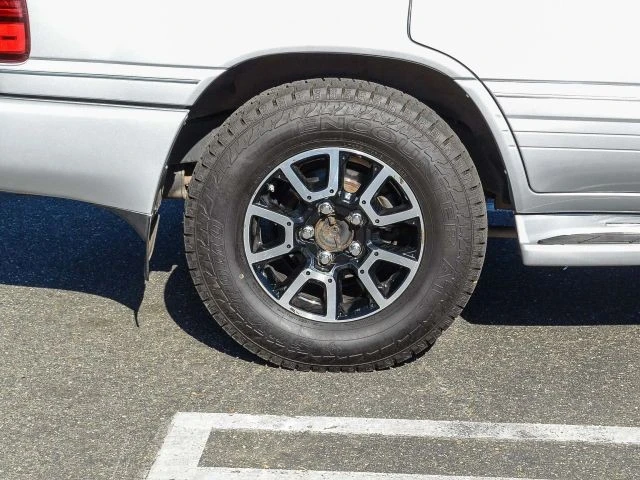 2006 Lexus LX 2nd Gen - Image 9 of 21