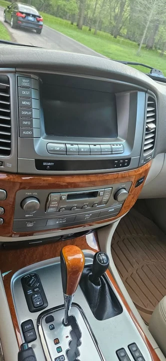 2006 Lexus LX 2nd Gen - Image 7 of 17