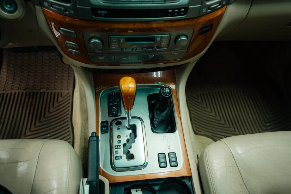 2006 Lexus LX 2nd Gen - Image 12 of 19