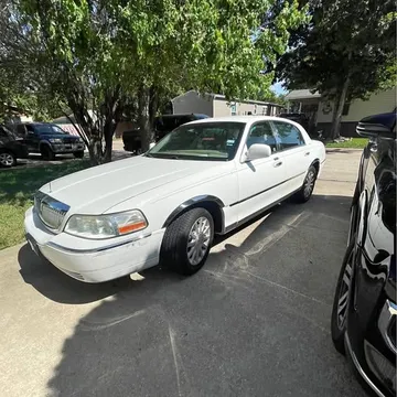 2006 Lincoln Town Car Executive Sedan 4D