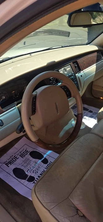 2006 Lincoln Town Car - Image 10 of 12