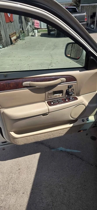 2006 Lincoln Town Car - Image 11 of 12