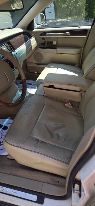 2006 Lincoln Town Car - Image 9 of 12