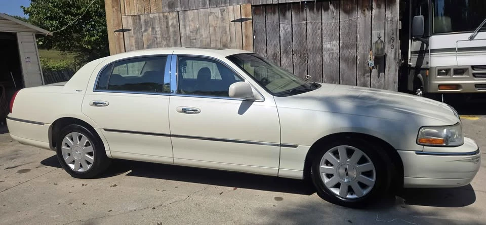 2006 Lincoln Town Car - Image 2 of 12