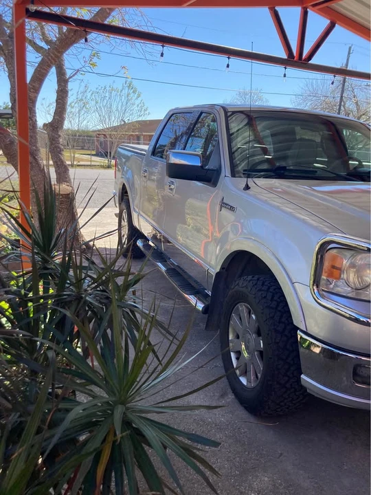 2006 Lincoln Mark LT - Image 2 of 10