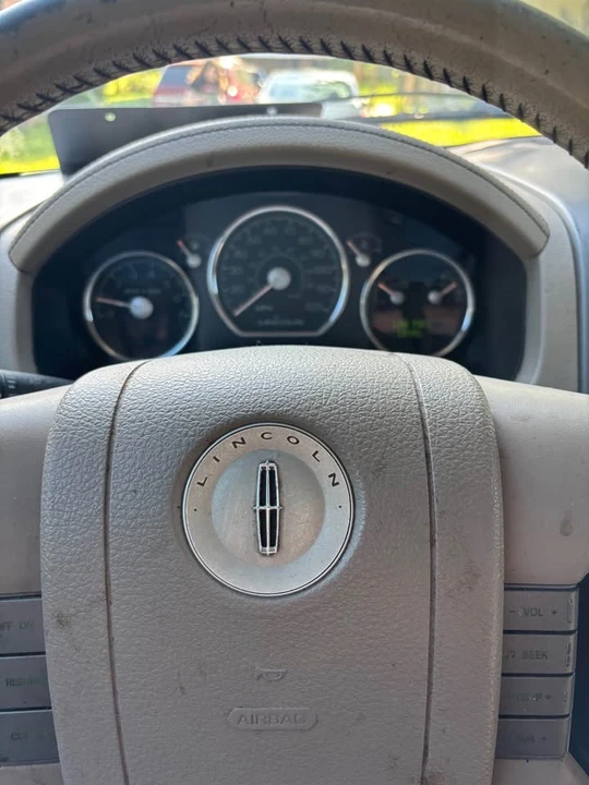 2006 Lincoln Mark LT - Image 2 of 6