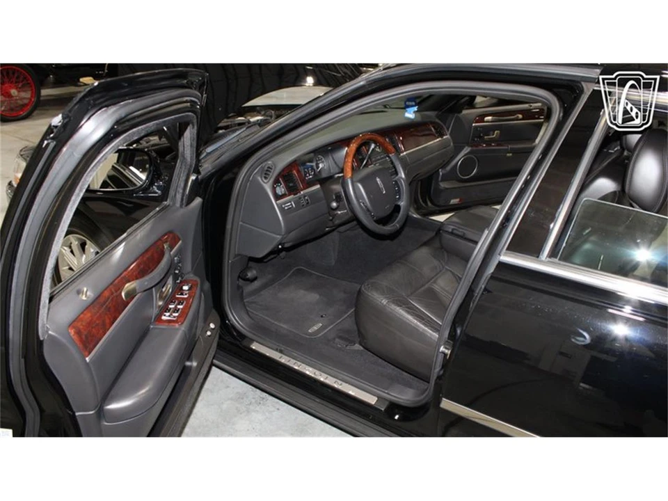 2006 Lincoln Town Car - Image 2 of 31