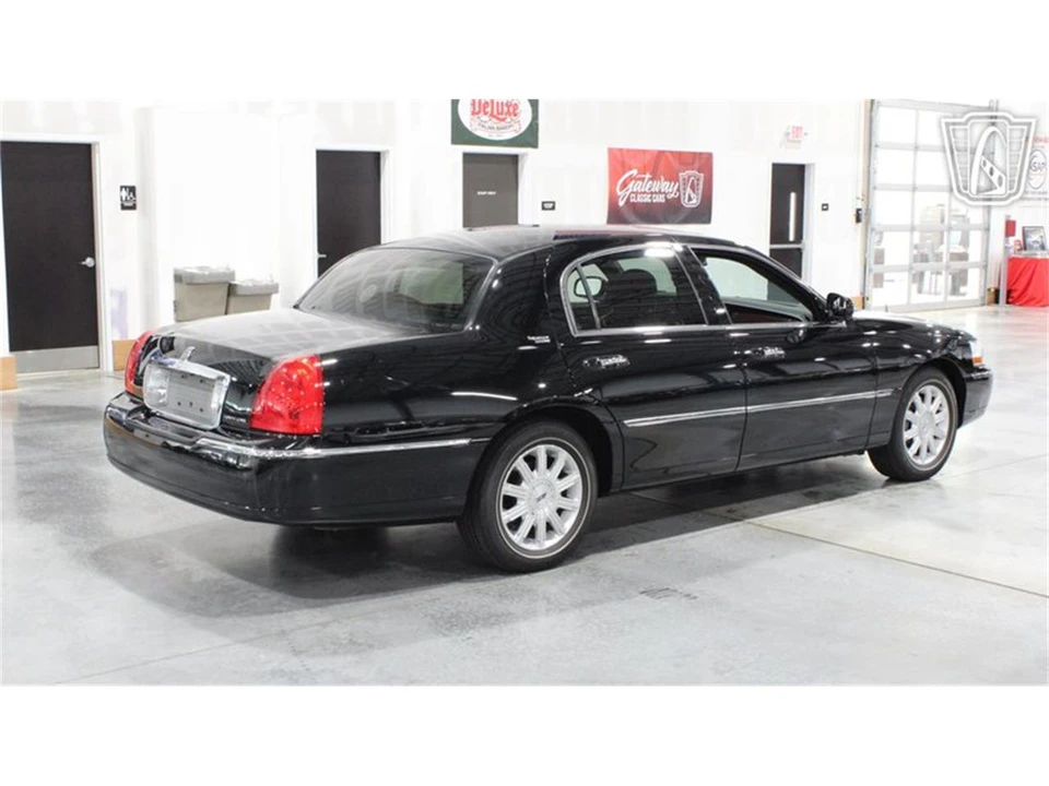 2006 Lincoln Town Car - Image 12 of 31