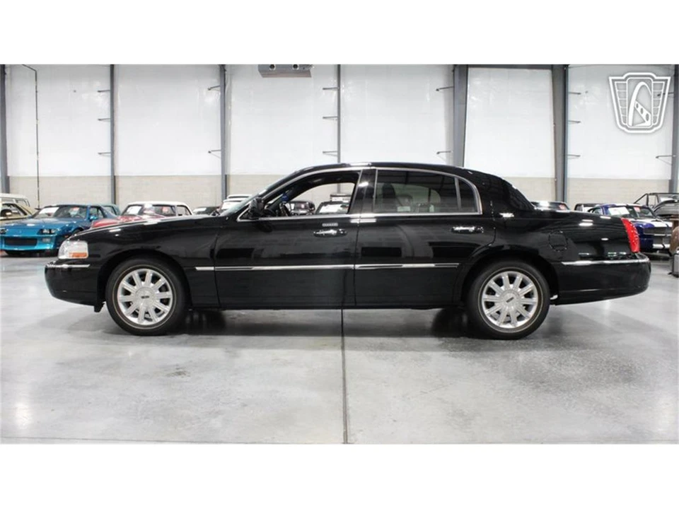 2006 Lincoln Town Car - Image 17 of 31