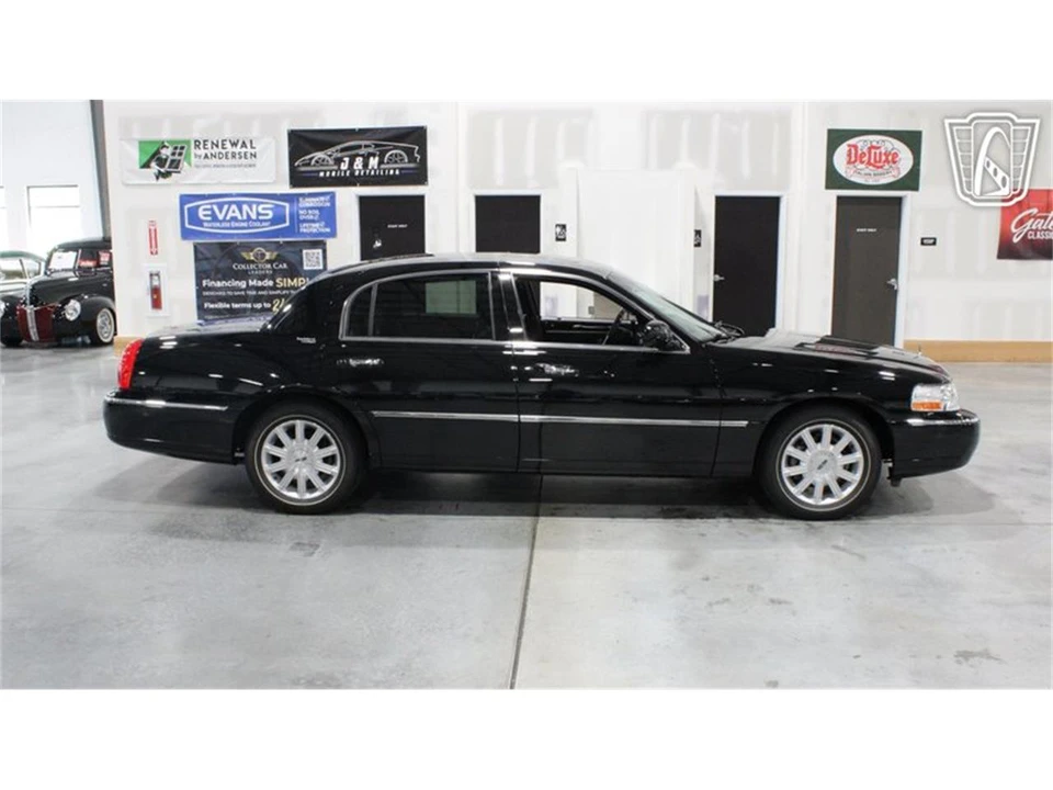 2006 Lincoln Town Car - Image 13 of 31
