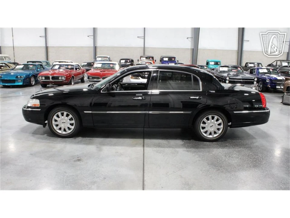 2006 Lincoln Town Car - Image 9 of 31