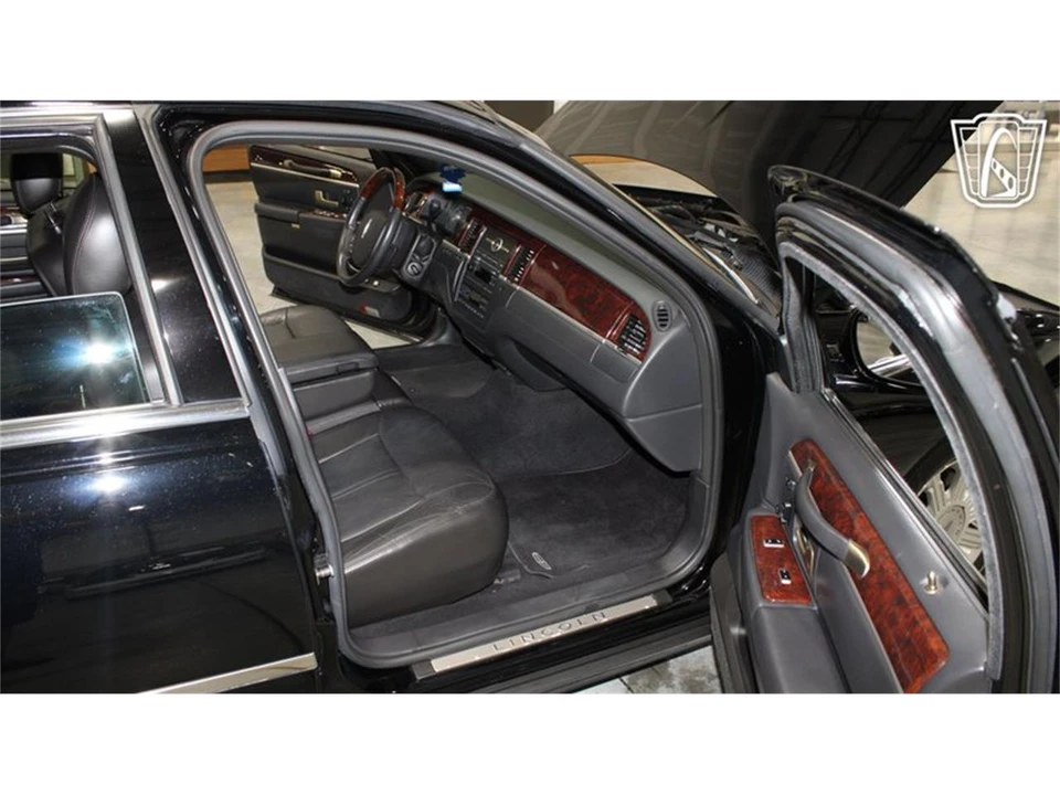 2006 Lincoln Town Car - Image 3 of 31