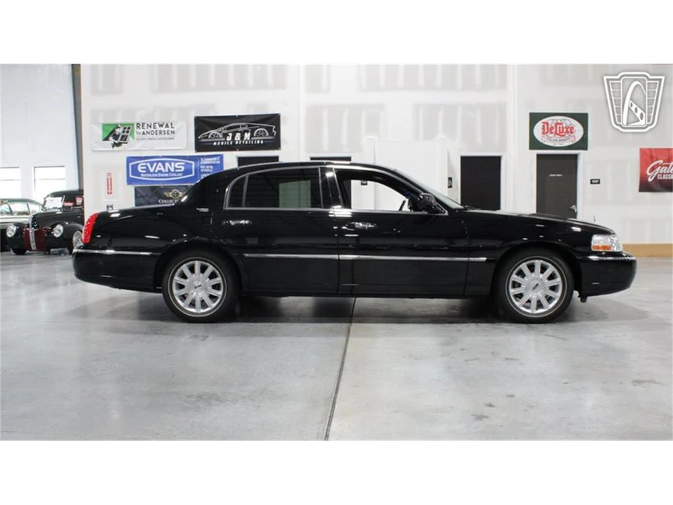 2006 Lincoln Town Car - Image 21 of 31