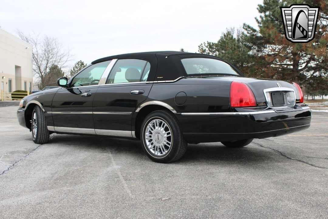 2006 Lincoln Town Car - Image 8 of 12