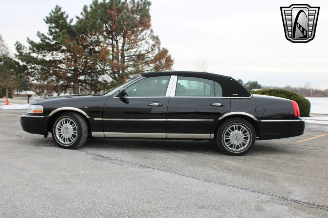 2006 Lincoln Town Car - Image 5 of 12