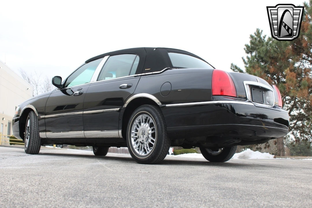 2006 Lincoln Town Car - Image 9 of 12