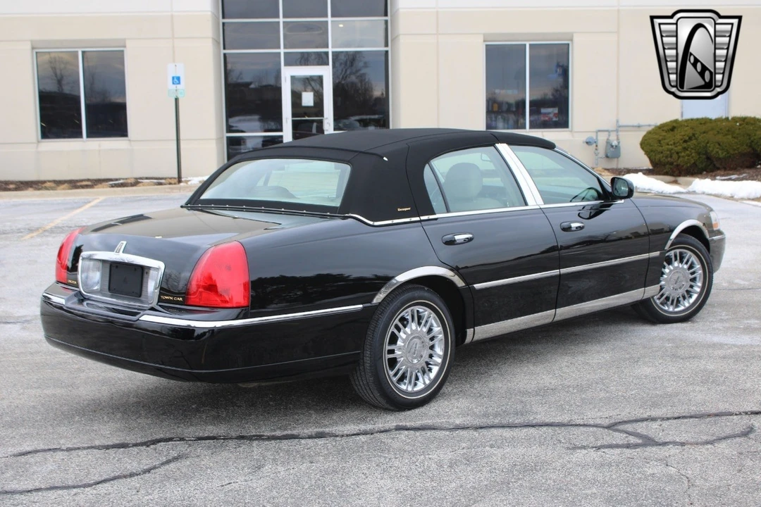 2006 Lincoln Town Car - Image 11 of 12