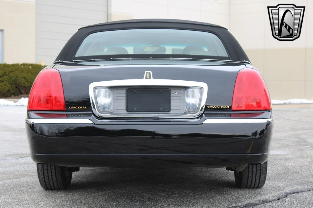 2006 Lincoln Town Car - Image 10 of 12