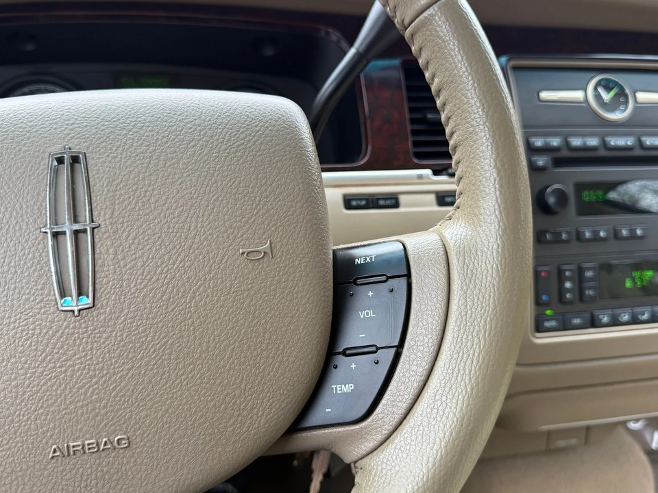 2006 Lincoln Town Car - Image 15 of 21