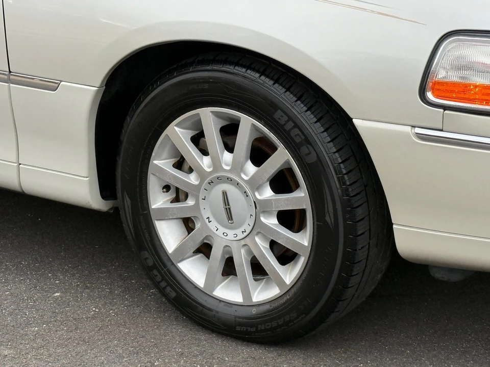 2006 Lincoln Town Car - Image 6 of 21