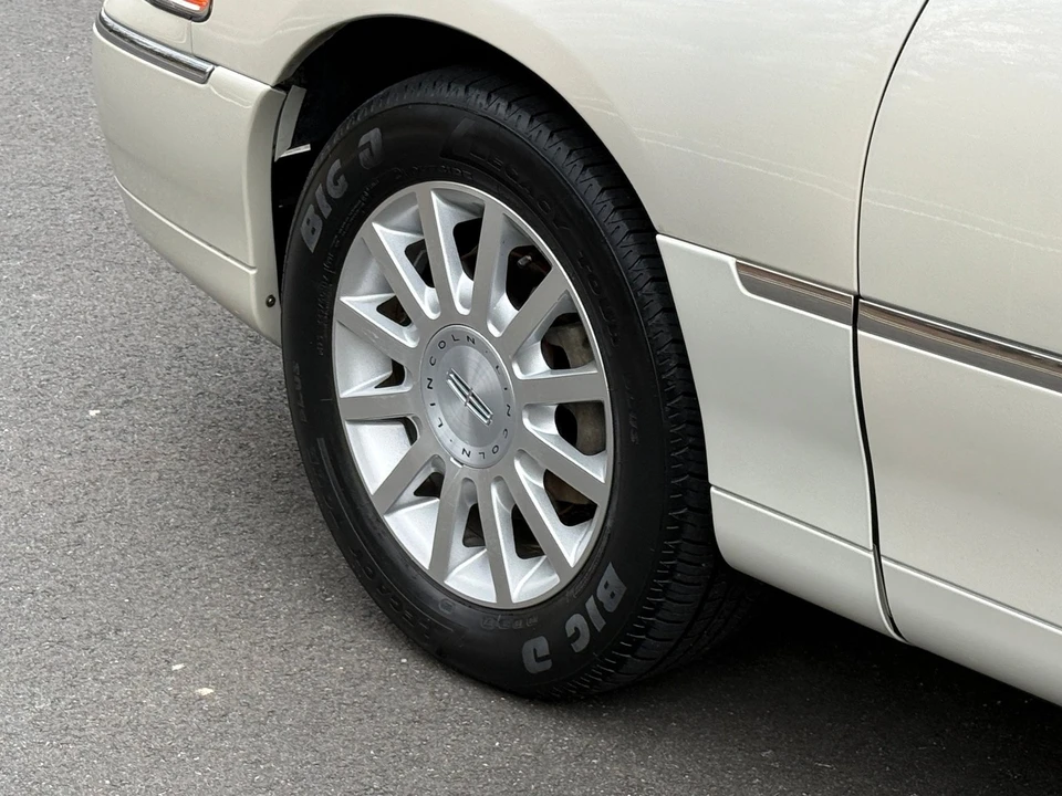 2006 Lincoln Town Car - Image 13 of 21