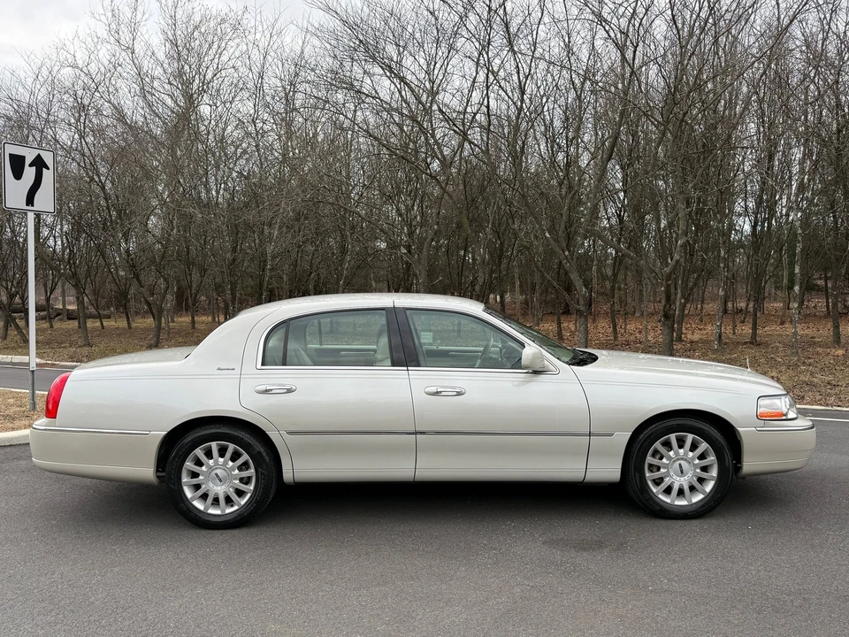 2006 Lincoln Town Car - Image 8 of 21