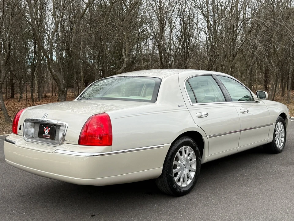 2006 Lincoln Town Car - Image 9 of 21