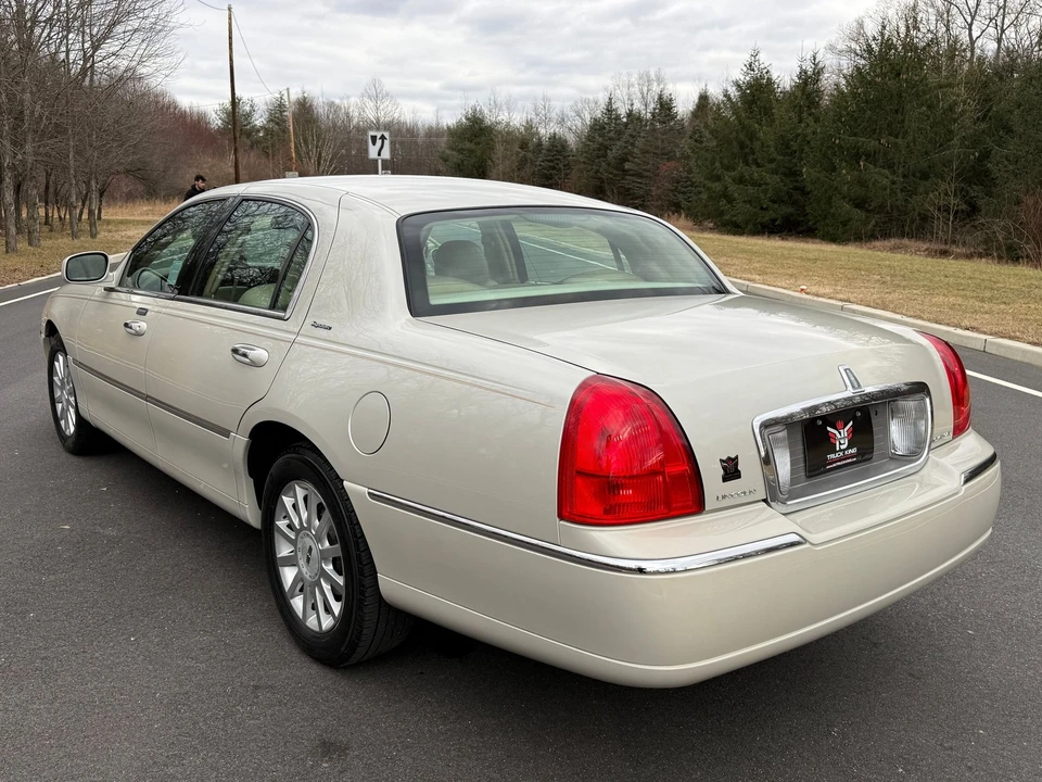 2006 Lincoln Town Car - Image 11 of 21