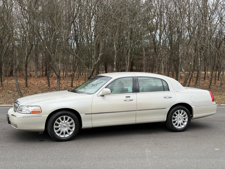 2006 Lincoln Town Car - Image 2 of 21