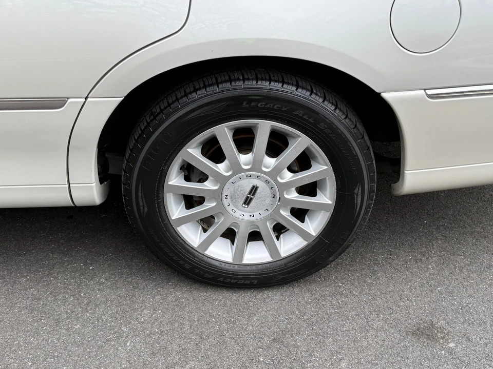 2006 Lincoln Town Car - Image 12 of 21
