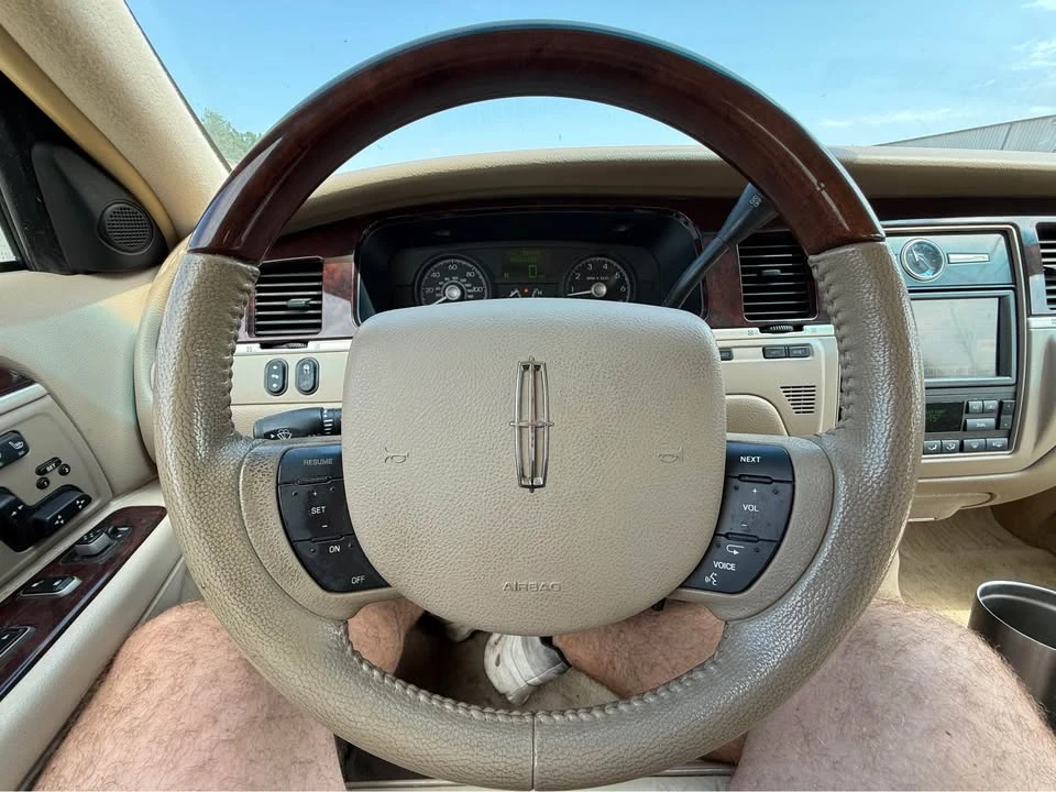 2006 Lincoln Town Car - Image 12 of 18