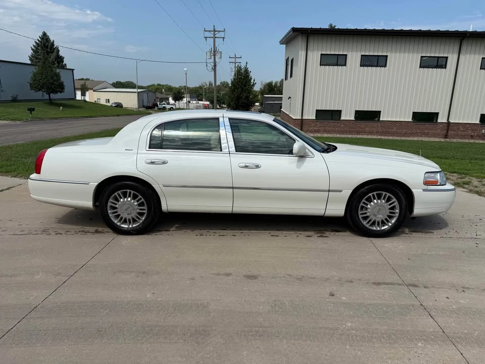 2006 Lincoln Town Car - Image 2 of 18