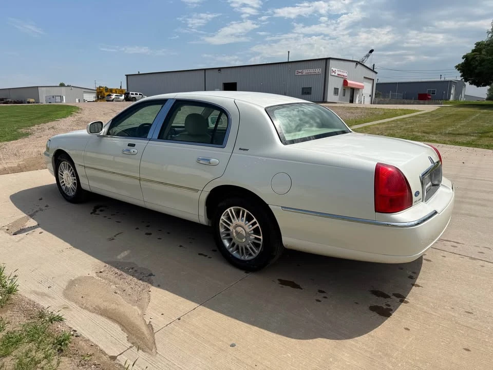 2006 Lincoln Town Car - Image 5 of 18